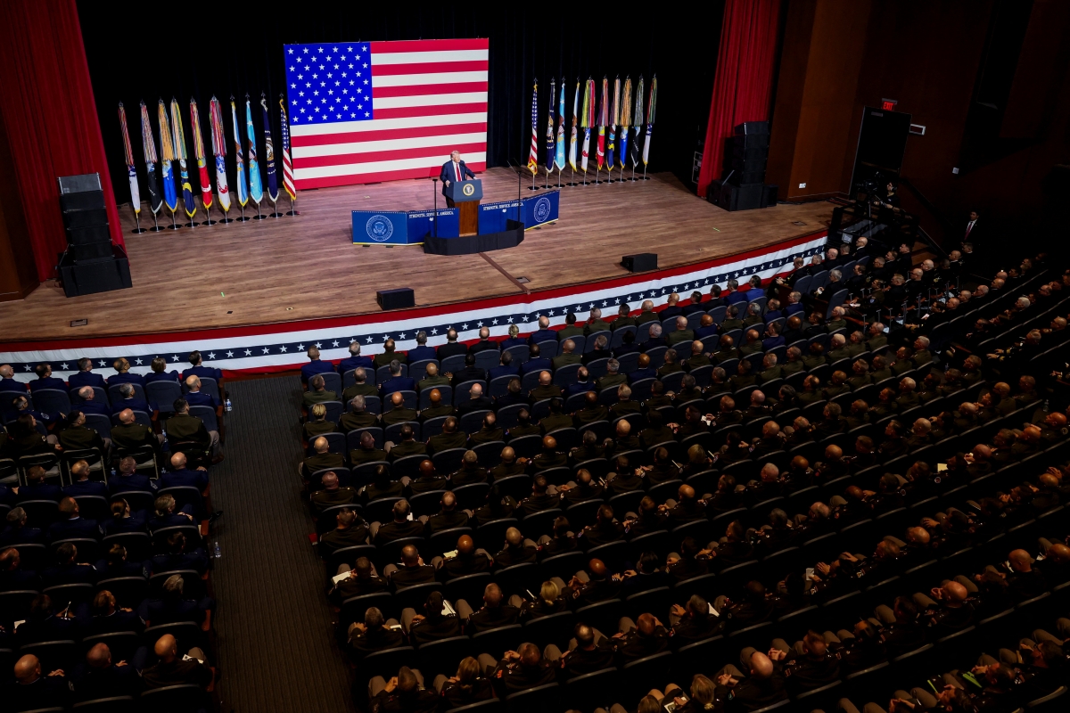 Tổng thống Trump phát biểu tại cuộc họp với hàng trăm tướng lĩnh Mỹ ở Virginia. Ảnh: Reuters