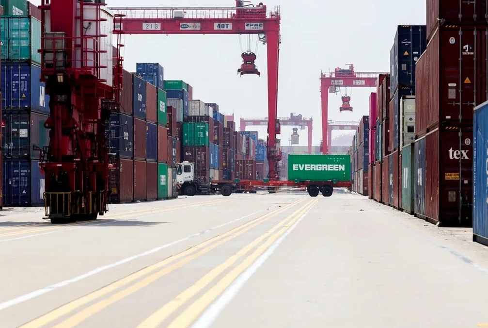 Hàng hóa tại một cảng của Trung Quốc. Ảnh: Reuters
