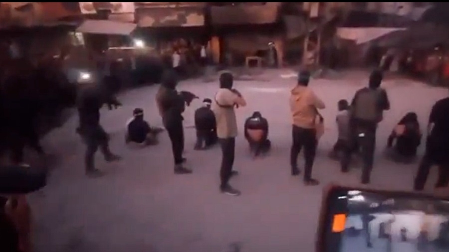 Hamas thực hiện một vụ hành quyết bằng súng. Ảnh: RT, mạng xã hội.