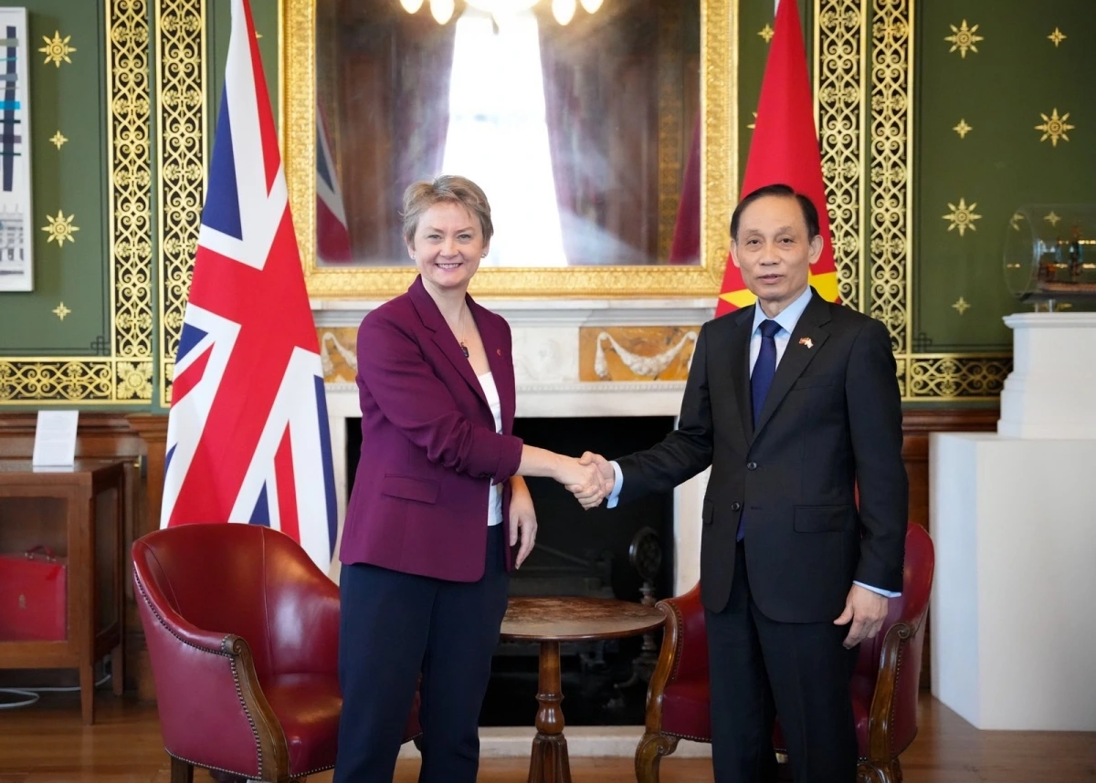 Bộ trưởng Bộ Ngoại giao Lê Hoài Trung gặp Ngoại trưởng Anh Yvette Cooper