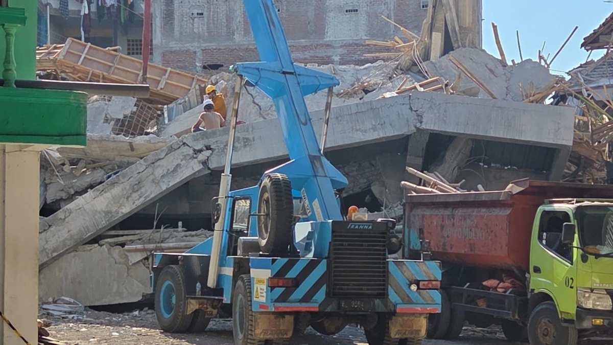 Thiết bị hạng nặng đã được sử dụng để tìm kiếm các nạn nhân. Nguồn: Basarnas