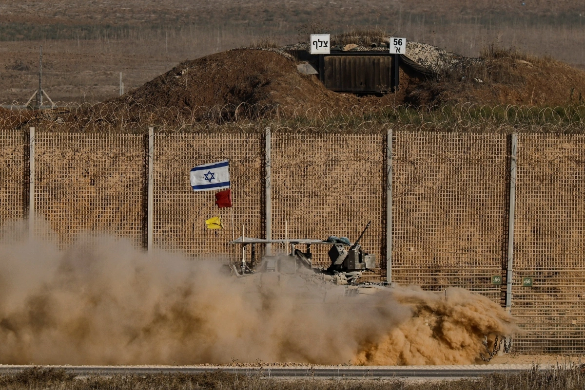 Phương tiện quân sự của Israel ở biên giới giữa nước này và Gaza. Ảnh: Reuters
