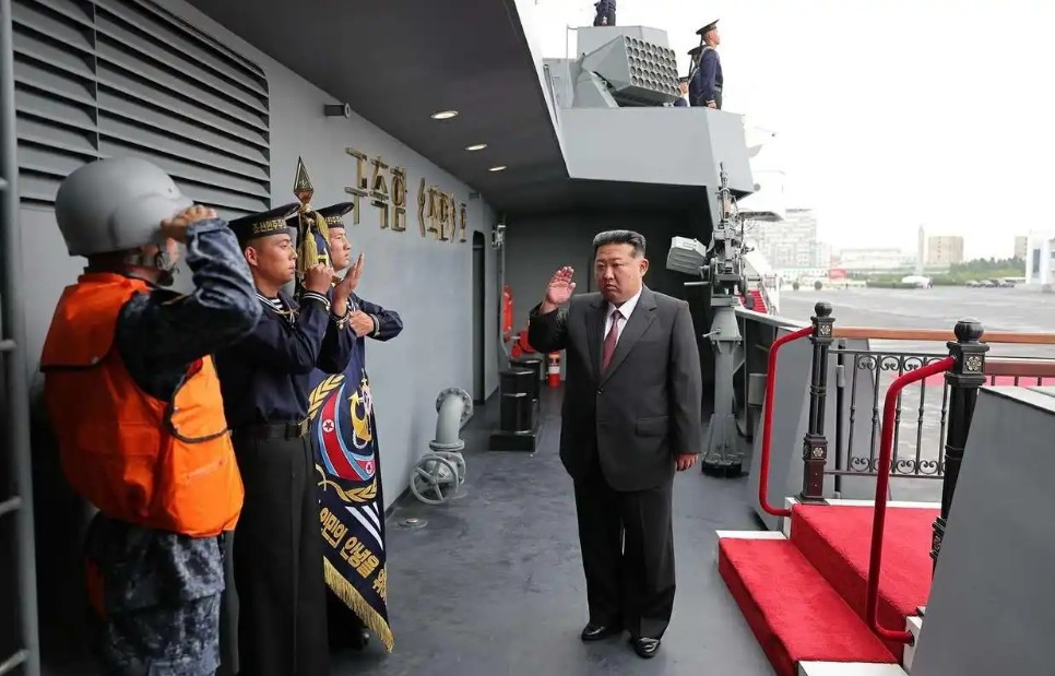 Nhà lãnh đạo Kim Jong Un tham quan khu trục hạm Choe Hyun của Hải quân Triều Tiên ngày 5/10. Ảnh: CCTV News
