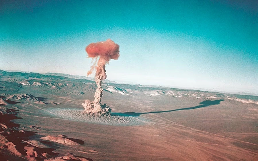 Một vụ thử hạt nhân ở bãi thử Nevada năm 1955. Ảnh: Ủy ban Năng lượng nguyên tử Mỹ.