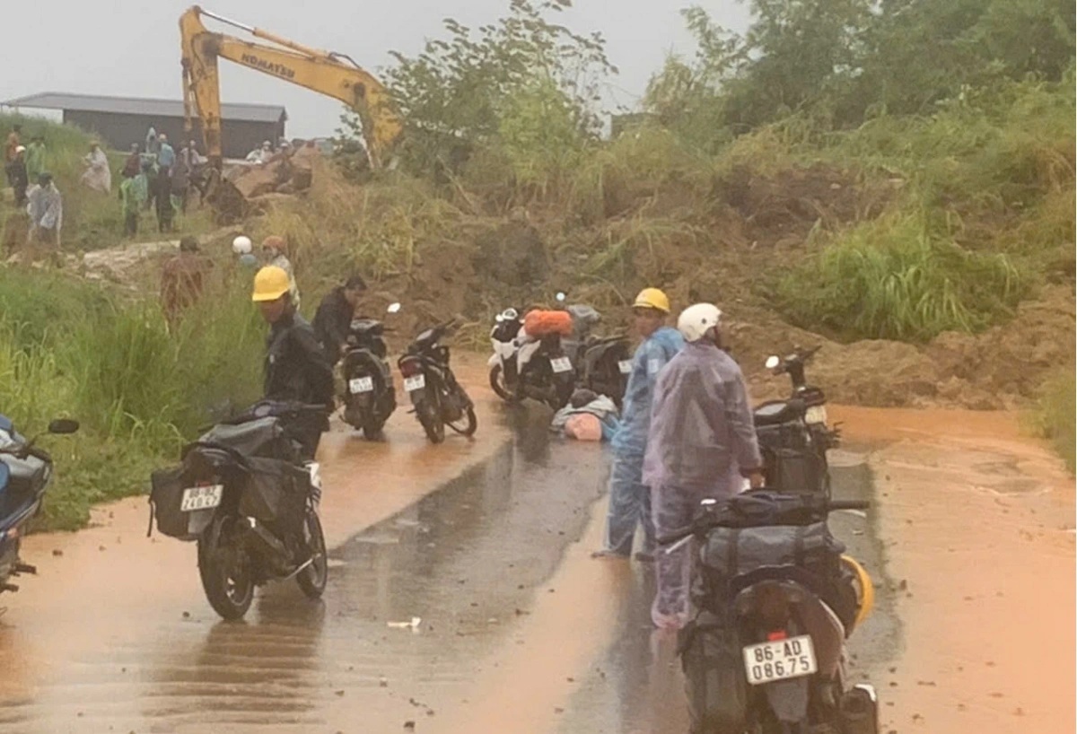 Người đi xe máy bị kẹt 2 bên đầu đoạn đường sạt lở. Ảnh: D.T