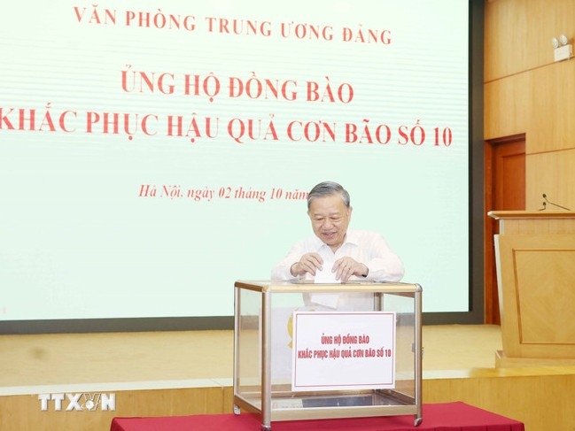 Tổng Bí thư Tô Lâm quyên góp ủng hộ đồng bào khắc phục hậu quả cơn bão số 10. Ảnh: Thống Nhất/TTXVN