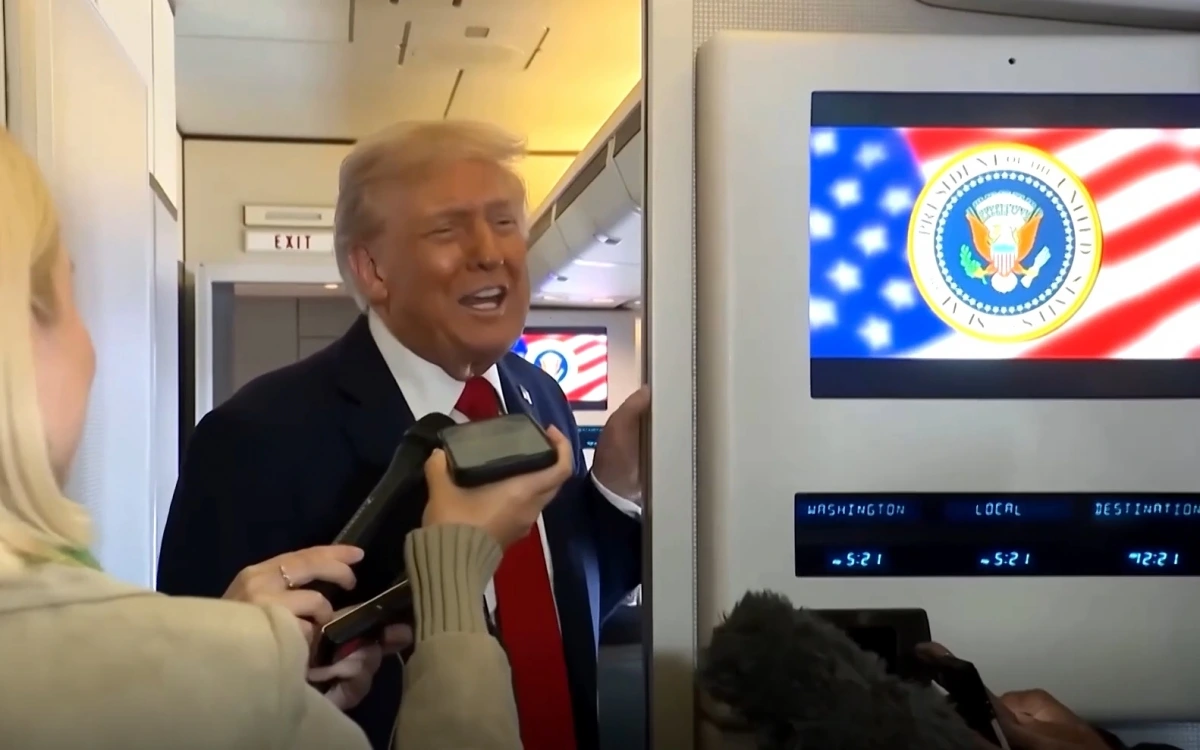 Tổng thống Trump mỉm cười trả lời phỏng vấn trên Không lực Một lúc bay tới Israel hôm 12/10. Ảnh: Reuters.