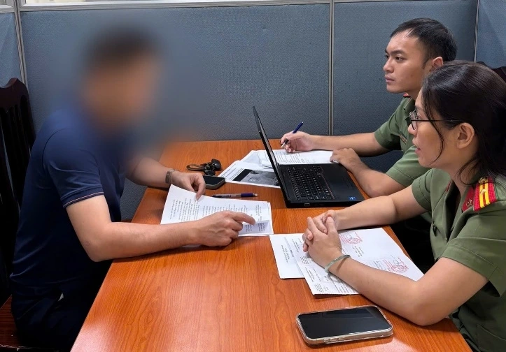 Cơ quan công an làm việc với người vi phạm