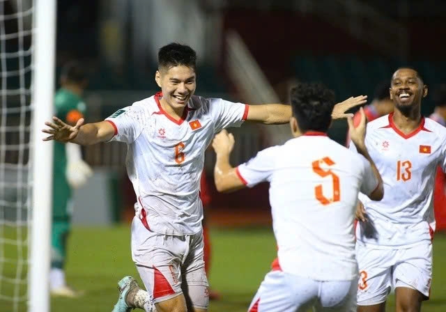 Vitnamese players celebrate their 1-0 victory over Nepal in their second leg of the 2027 AFC Asian Cup qualifiers. (Photo: thanhnien.vn)