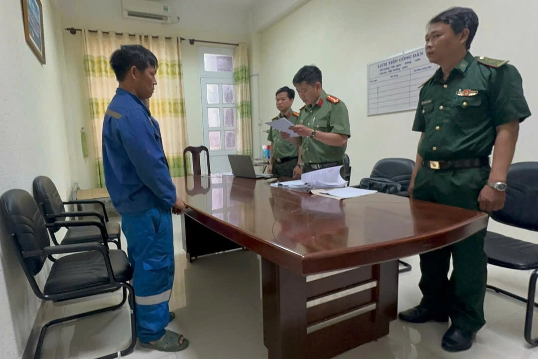 Công an đọc quyết định khởi tố (ảnh: Biên phòng)