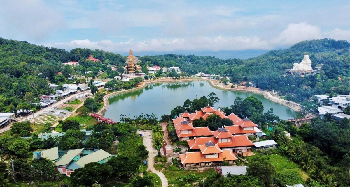 Quần thể du lịch tâm linh tại núi Cấm (Ảnh: Văn Ánh)
