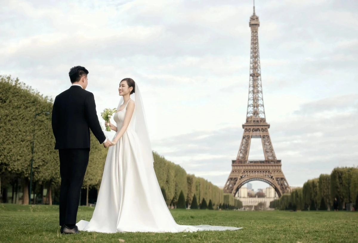 Sao Việt 29/10: Bộ ảnh của vợ chồng Đỗ Thị Hà ở Paris, Pháp nhanh chóng hút hàng trăm nghìn lượt thích, hàng nghìn bình luận. Nhiều khán giả và bạn bè của hoa hậu khen những khung hình 'lãng mạn như phim'.