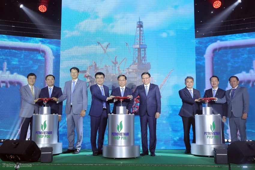 Phó Thủ tướng Bùi Thanh Sơn và Lãnh đạo Bộ Công Thương, Petrovietnam thực hiện nghi thức mở van khai thác, chính thức đón chào dòng dầu thương mại đầu tiên từ mỏ Kình Ngư Trắng – Kình Ngư Nam