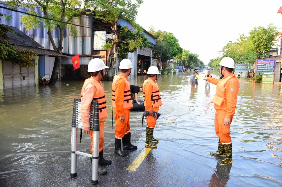 Công nhân EVNHANOI kiểm tra hiện trường tại khu vực Sóc Sơn