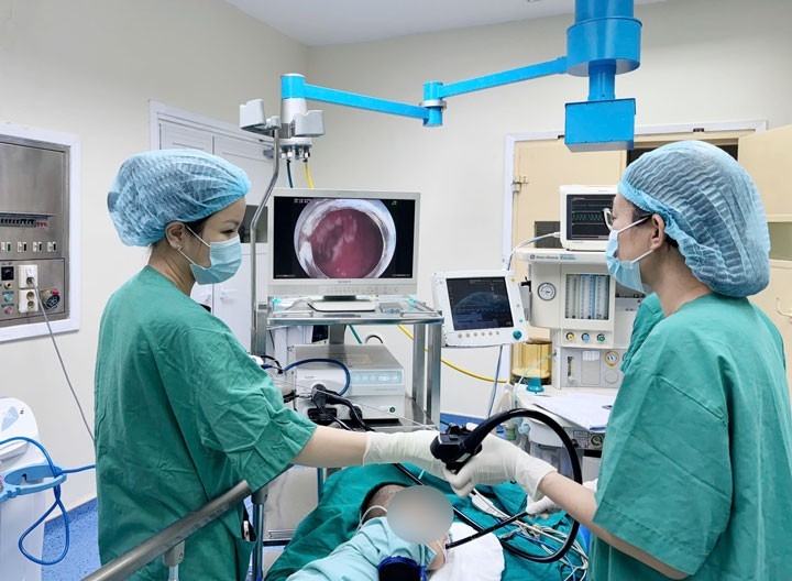 Bác sĩ tiến hành nội soi gắp dị vật cho bệnh nhi