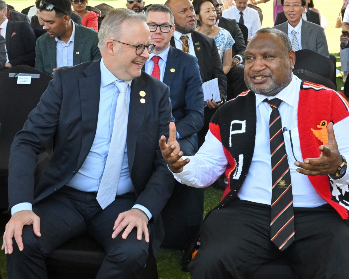Thủ tướng Australia Anthony Albanese (trái) và Thủ tướng Papua New Guinea James Marape tại lễ kỷ niệm 50 năm Papua New Guinea giành độc lập. Nguồn: AAP