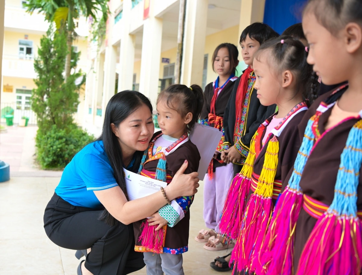 Đồng chí Lương Thị Hồng Nhung, Ủy viên Ban Thường vụ, Trưởng ban Nghiệp vụ Công đoàn Petrovietnam thăm hỏi và tặng quà các học sinh có hoàn cảnh khó khăn