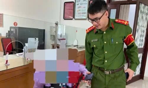 Cán bộ Công an xã Tây Yên Tử vận động, thuyết phục người dân không chuyển tiền cho đối tượng lừa đảo