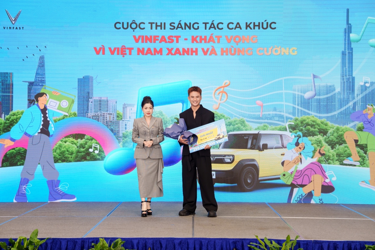 Bà Dương Thị Thu Trang, Phó Tổng Giám đốc Kinh doanh - Marketing VinFast toàn cầu, trao giải Nhất cho tác giả Mai Xuân Thứ