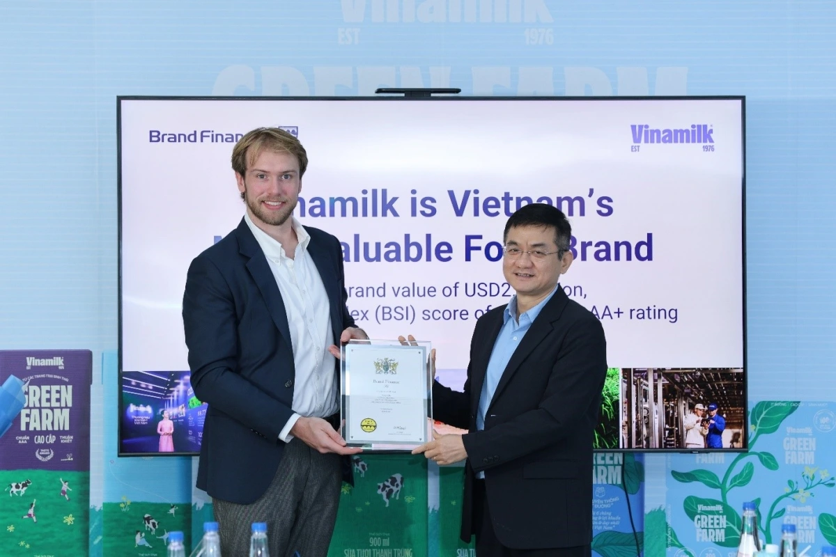 Ông Nguyễn Quang Trí – Giám đốc điều hành Marketing Vinamilk – nhận chứng nhận Top 100 thương hiệu giá trị nhất Việt Nam từ đại diện Brand Finance (Ảnh: Nguyễn Hoàng)