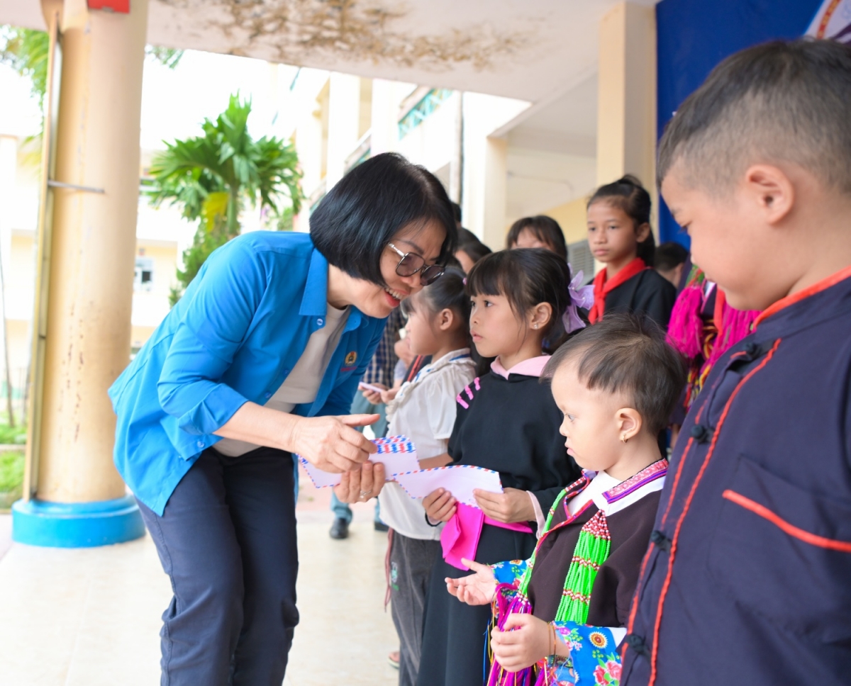 Đồng chí Trần Thị Hoàng Anh, Phó Chủ tịch Công đoàn PV GAS tặng quà các học sinh