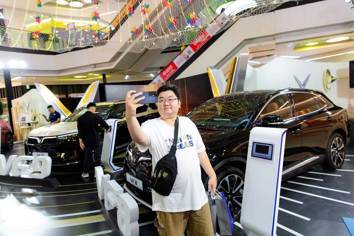 Nhiều khách hàng muốn ghi lại khoảnh khắc check in cùng bộ ba VinFast VF 7, VF 8 và VF 9