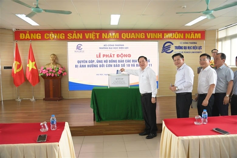 NGƯT.PGS.TS Vũ Đình Ngọ – Bí thư Đảng ủy, Chủ tịch Hội đồng trường; PGS.TS Đinh Văn Châu – Phó Bí thư Đảng ủy, Hiệu trưởng nhà trường; PGS.TS Nguyễn Lê Cường – Ủy viên Ban Thường vụ Đảng ủy, Phó Hiệu trưởng nhà trường quyên góp, ủng hộ đồng bào bị ảnh hưởng bởi bão số 10 và số 11