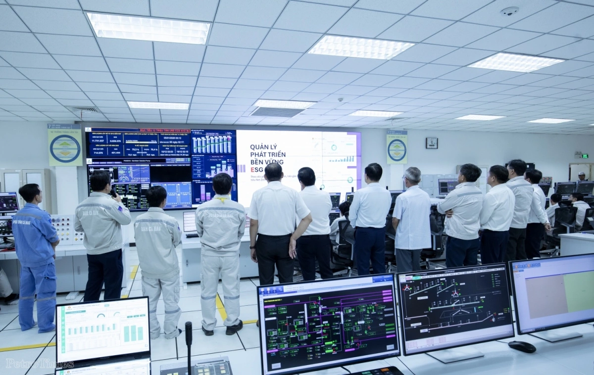 Chủ tịch HĐTV Petrovietnam Lê Mạnh Hùng kiểm tra tình hình thi công trên công trường, trực tiếp chỉ đạo tháo gỡ những khó khăn, vướng mắc của dự án nhiệt điện Long Phú 1