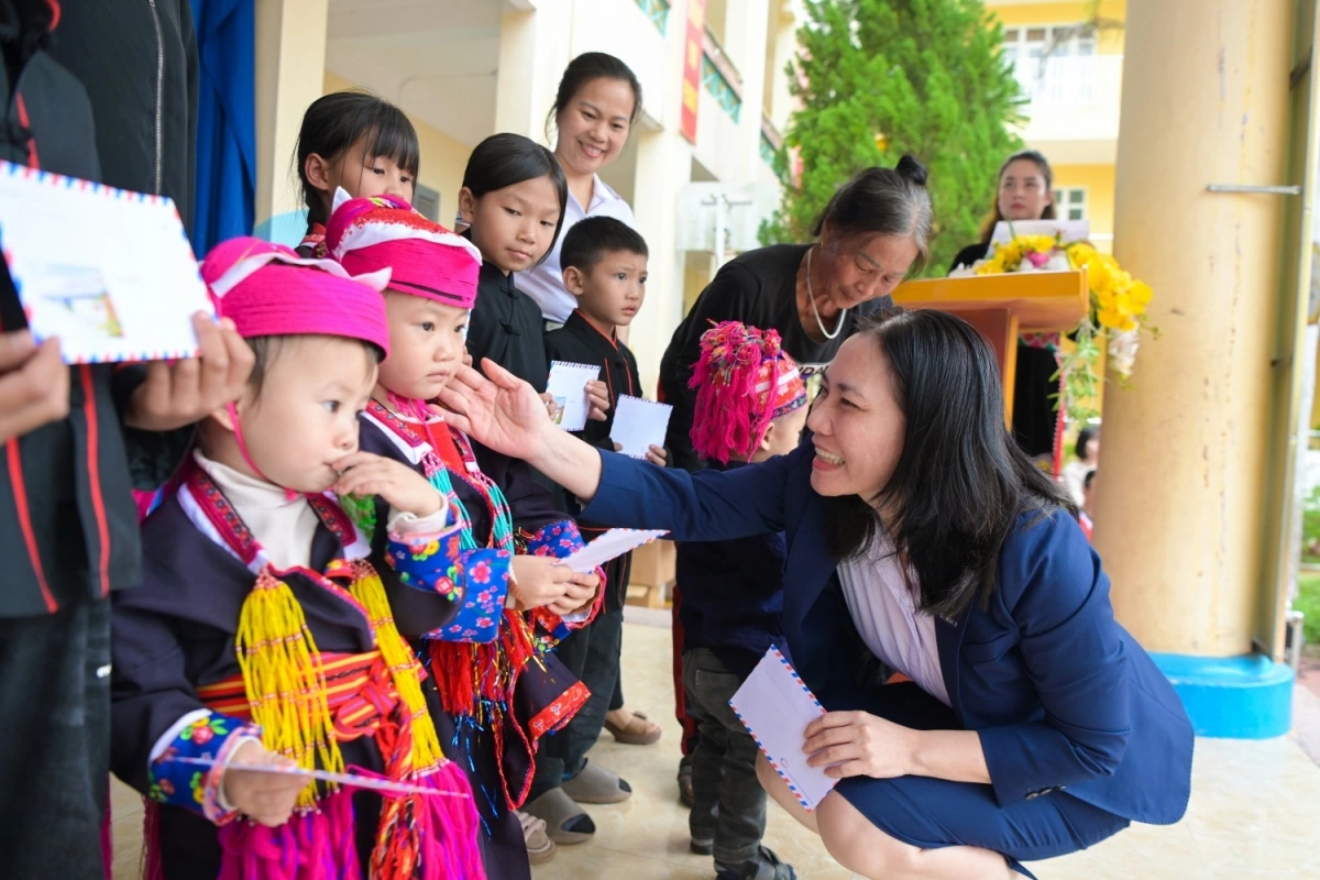 Đồng chí Trương Thị Thu Hà, Phó Chủ tịch Công đoàn BSR trao quà cho các học sinh