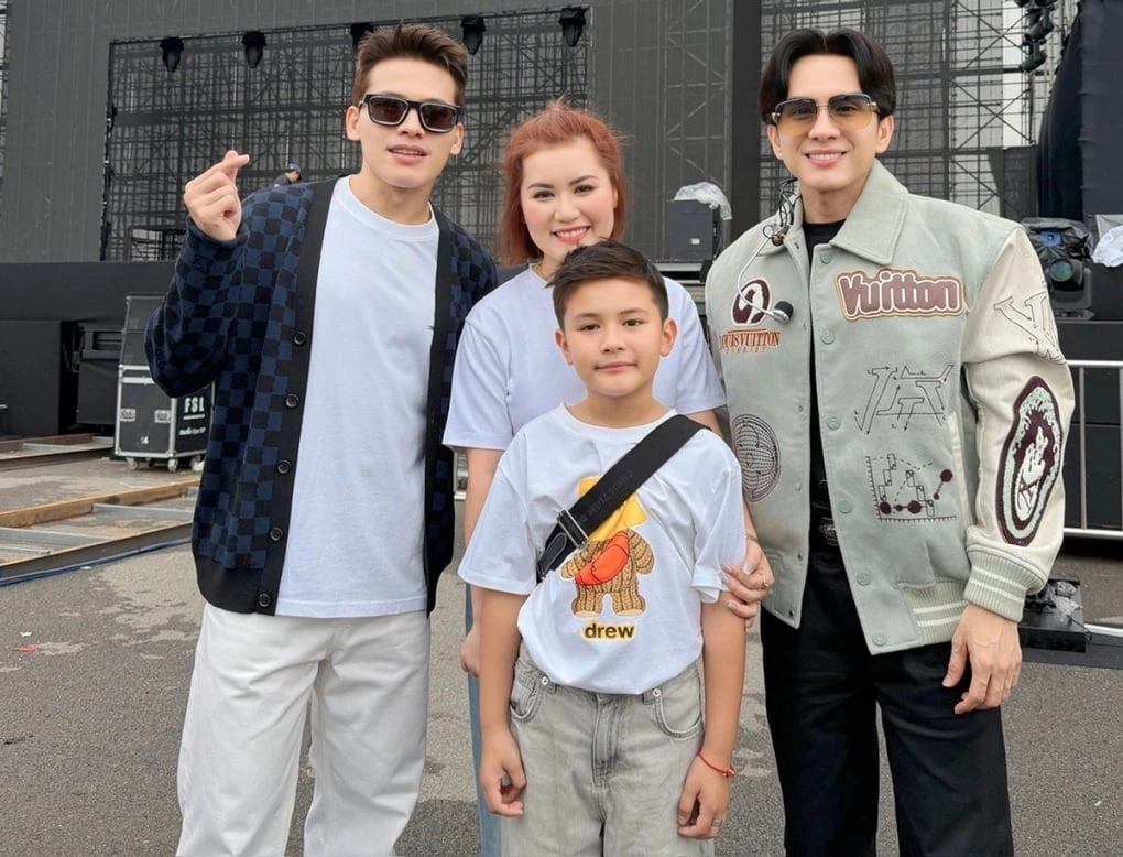Doanh nhân Thủy Tiên - vợ cũ Đan Trường - đưa con trai Thiên Từ về Việt Nam ủng hộ liveshow kỷ niệm 30 năm ca hát của ca sĩ.