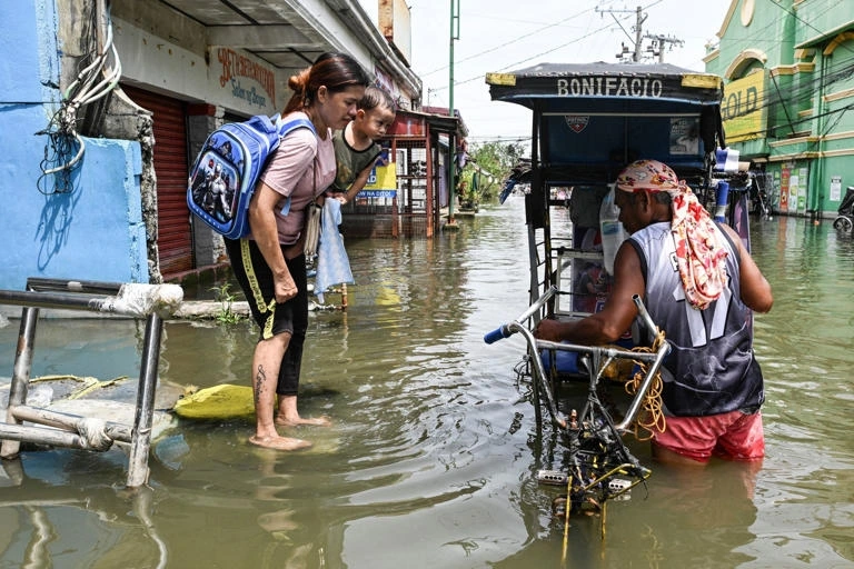 Tình cảnh ngập lụt vì bão Matmo ở Philippines. Ảnh: Reuters