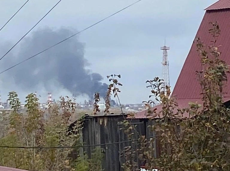 Ukraine tấn công nhà máy lọc dầu nằm sâu 1.400km trong lãnh thổ Nga. Ảnh: Kyiv Independent