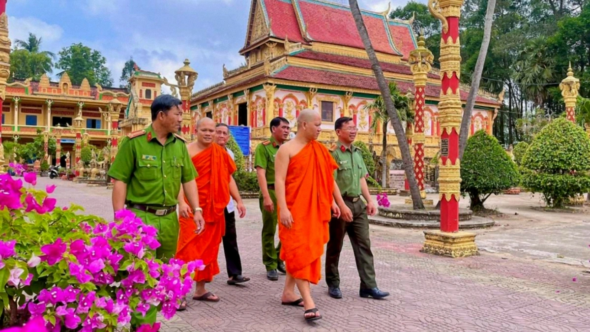 Đại đức Giang Sô Thanh (đi trước) - vị trụ trì chùa tích cực trong phong trào giữ gìn an ninh trật tự tại cơ sở (Ảnh: Mộng Tuyền)