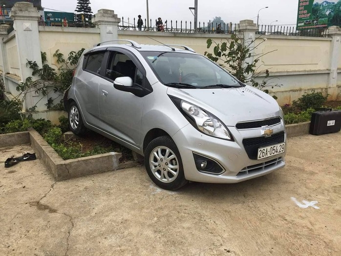 Hiện trường vụ tai nạn khi một giáo viên lùi xe trong trường học