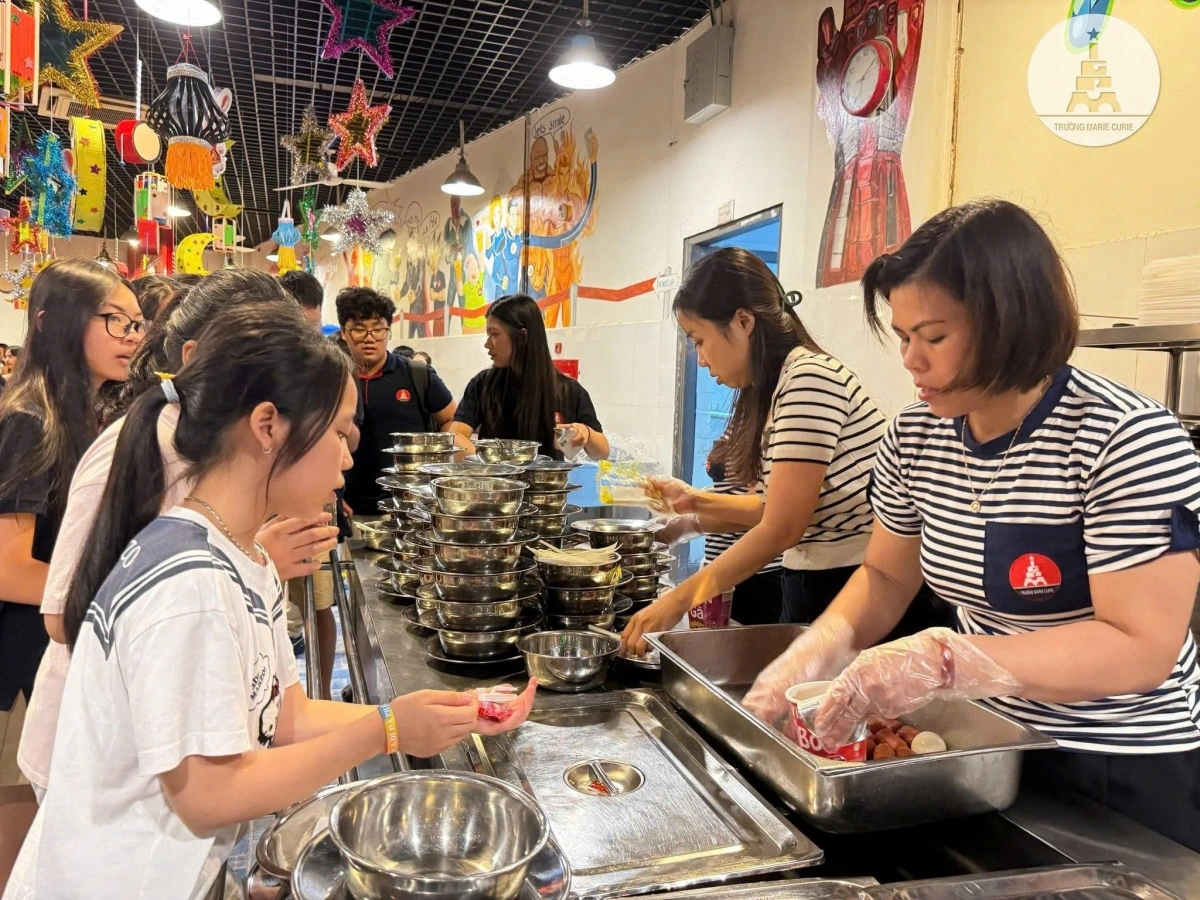 Một số trường đã tổ chức ăn, nghỉ qua đêm tạm thời cho học sinh, giáo viên không thể về nhà