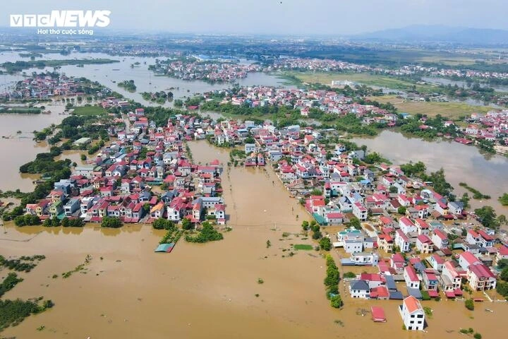 Toàn bộ thôn Kim Tiên, xã Thư Lâm chìm trong biển nước.