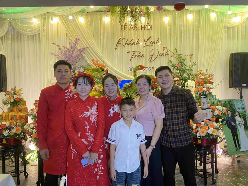 Cô dâu, chú rể đã có kỷ niệm khó quên khi tổ chức đám cưới vào ngày mưa ngập (Ảnh: NVCC)