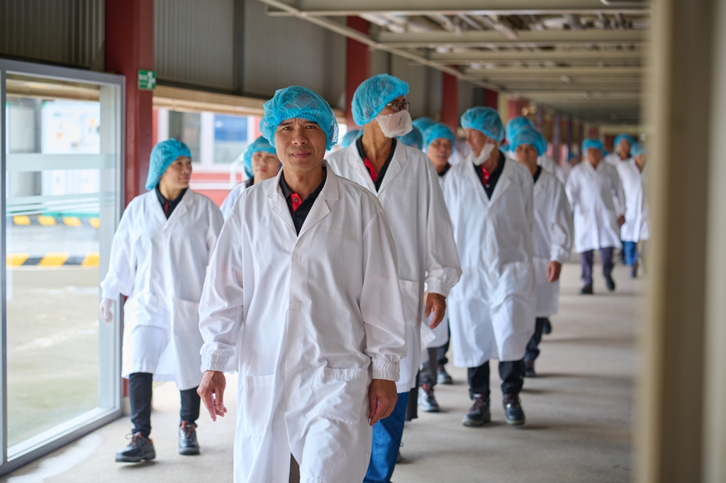 Các nông dân tiêu biểu của chương trình NESCAFÉ Plan hào hứng tham quan nhà máy Nestlé Trị An