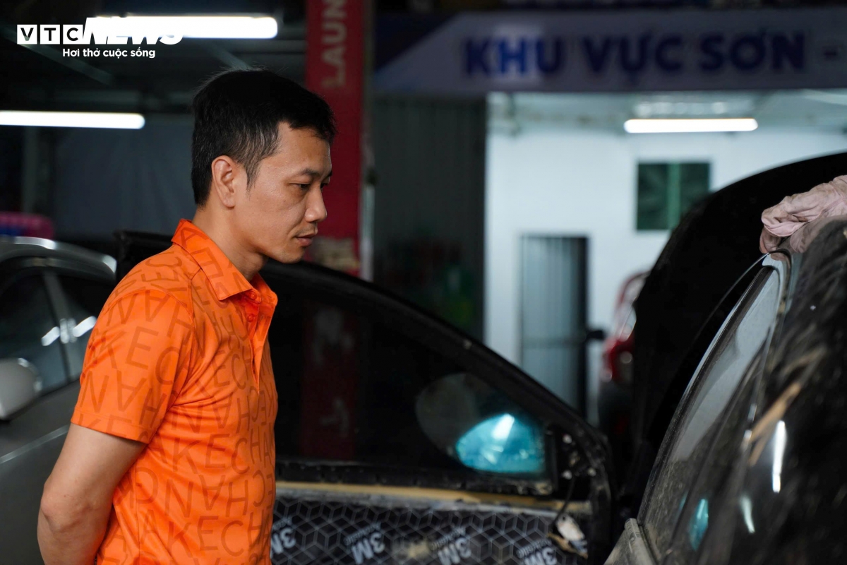Dù chi phí sửa chữa dự kiến rất cao, anh Hoàng vẫn quyết tâm "hồi sinh" chiếc xe.