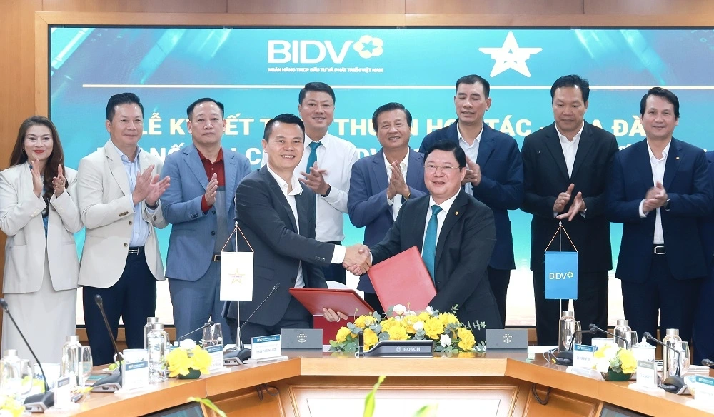 Ông Nguyễn Phúc Long (Chủ tịch Câu lạc bộ Sao Vàng đất Việt) và ông Đoàn Việt Nam (Phó Tổng Giám đốc BIDV) đại diện hai đơn vị ký kết thỏa thuận hợp tác