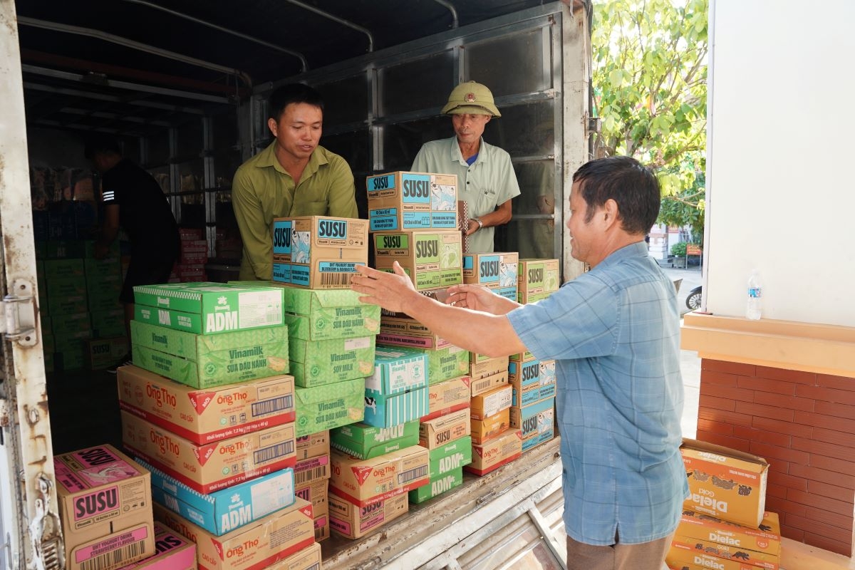 Hàng trăm nghìn sản phẩm dinh dưỡng Vinamilk được vận chuyển đến nơi, trao tặng bà con hậu thiên tai (Ảnh: Tịnh Không)