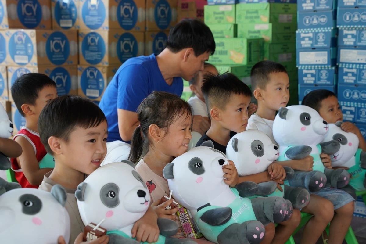 Nỗi sợ những ngày lũ dâng chưa tan, nhưng nụ cười đã hé lại khi các em được các cô chú Vinamilk đến tặng sữa, tặng quà (Ảnh: Tịnh Không)