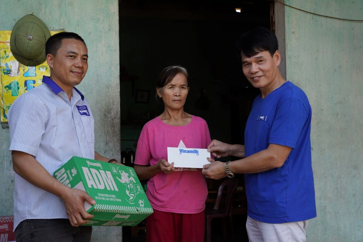 Đại diện Vinamilk – Ông Phạm Tuyên, Giám đốc chi nhánh Hà Nội trao quà động viên hộ dân khó khăn tại xã Vân Nham, Lạng Sơn (Ảnh: Tịnh Không)
