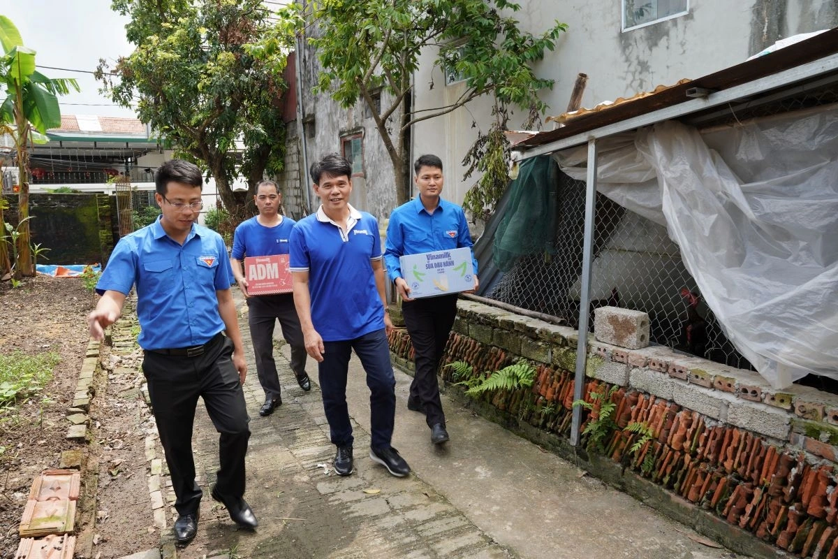 Đoàn Vinamilk gửi tặng những sản phẩm dinh dưỡng cho người dân tỉnh Ninh Bình, ghé thăm những gia đình chịu ảnh hưởng nặng nề sau bão lũ (Ảnh: Tịnh Không)