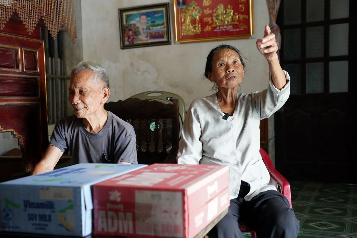 Ở Ninh Bình, bà Nguyễn Thị Lợi chỉ tay lên mái nhà vừa được lợp lại, nói: “Hôm đó gió lốc cuốn bay mái nhà, nước ào vào, cả nhà chỉ kịp chạy sang hàng xóm” (Ảnh: Tịnh Không)