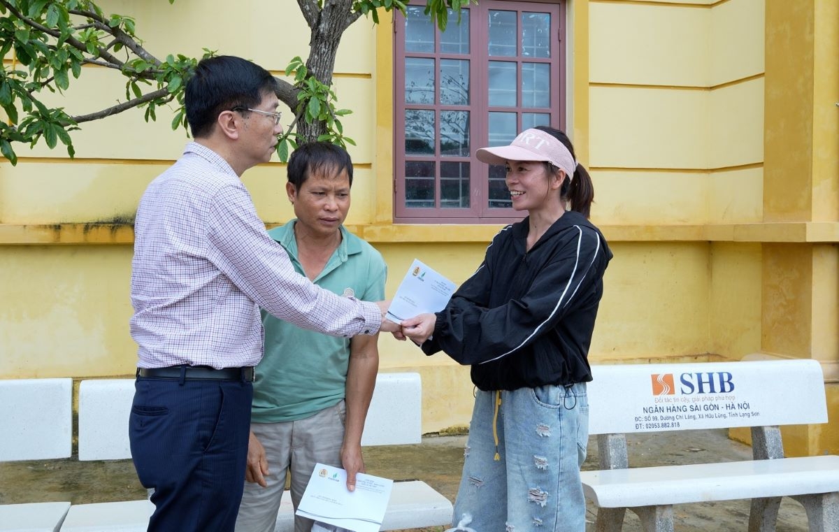 Trước đó, đoàn công tác Petrovietnam đã đến xã Tuấn Sơn - một trong những địa phương chịu ảnh hưởng nặng nề nhất tại tỉnh Lạng Sơn do cơn bão số 11 để trực tiếp trao hỗ trợ cho người dân