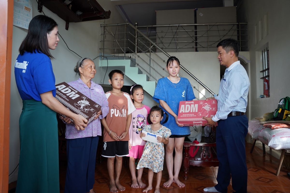 Đoàn Vinamilk trao tặng sản phẩm dinh dưỡng, thăm hỏi động viên người dân ở xã Hoằng Hóa, tỉnh Thanh Hóa (Ảnh: Tịnh Không)
