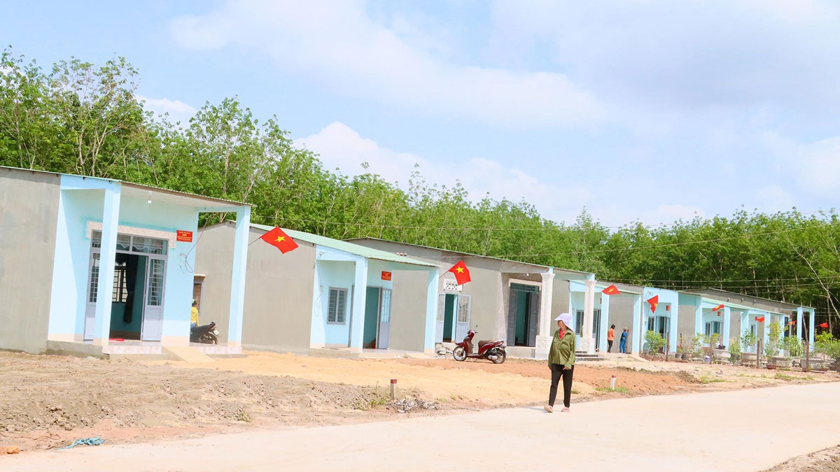 Những căn nhà trên điểm dân cư liền kề biên giới ở Đồng Nai (ảnh: BBP)