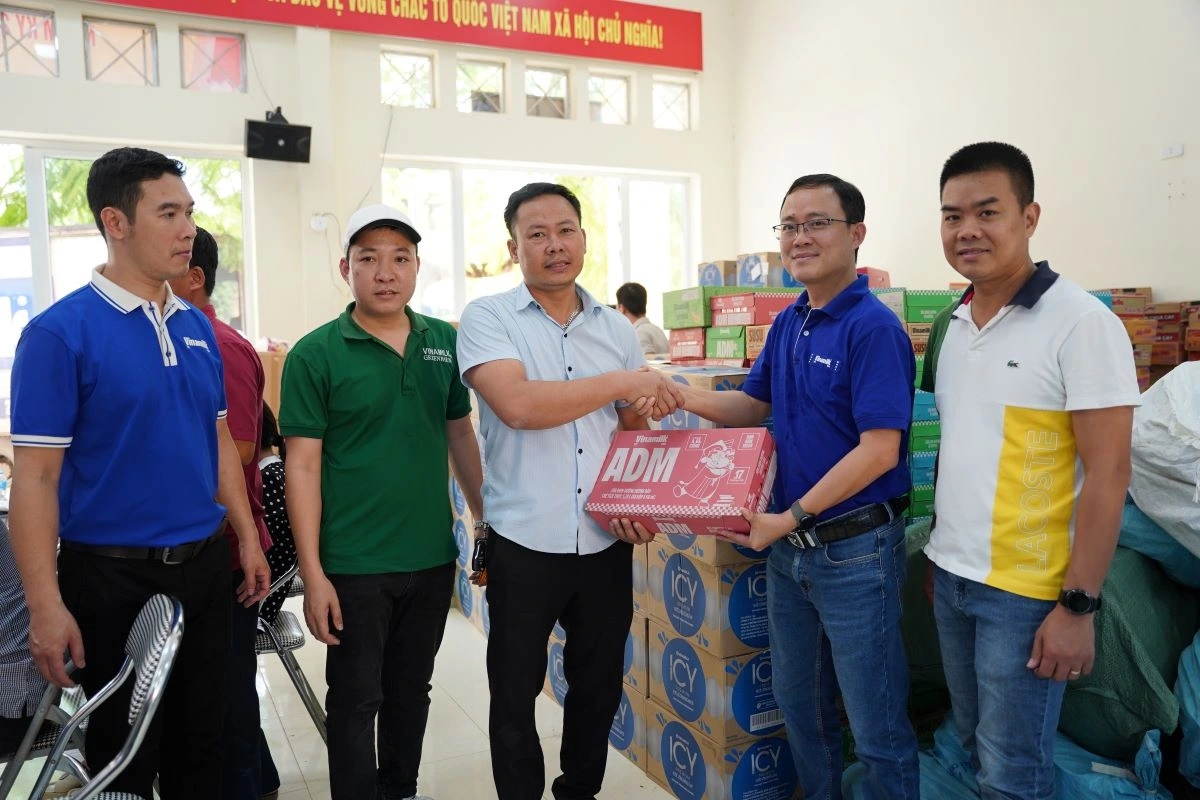 Đại diện Vinamilk - Ông Tạ Xuân Tuấn, Giám đốc kinh doanh Miền Bắc trao tặng sản phẩm dinh dưỡng cho xã Văn Hán, tỉnh Thái Nguyên (Ảnh: Tịnh Không)