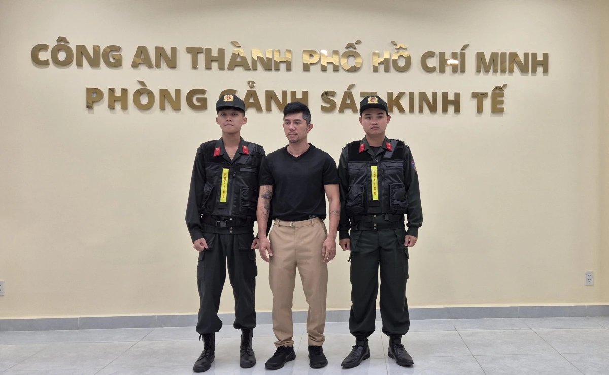 Cơ quan Cảnh sát điều tra tống đạt quyết định khởi tố và thi hành lệnh bắt tạm giam đối với Lương Bằng Quang. (Ảnh: CACC)